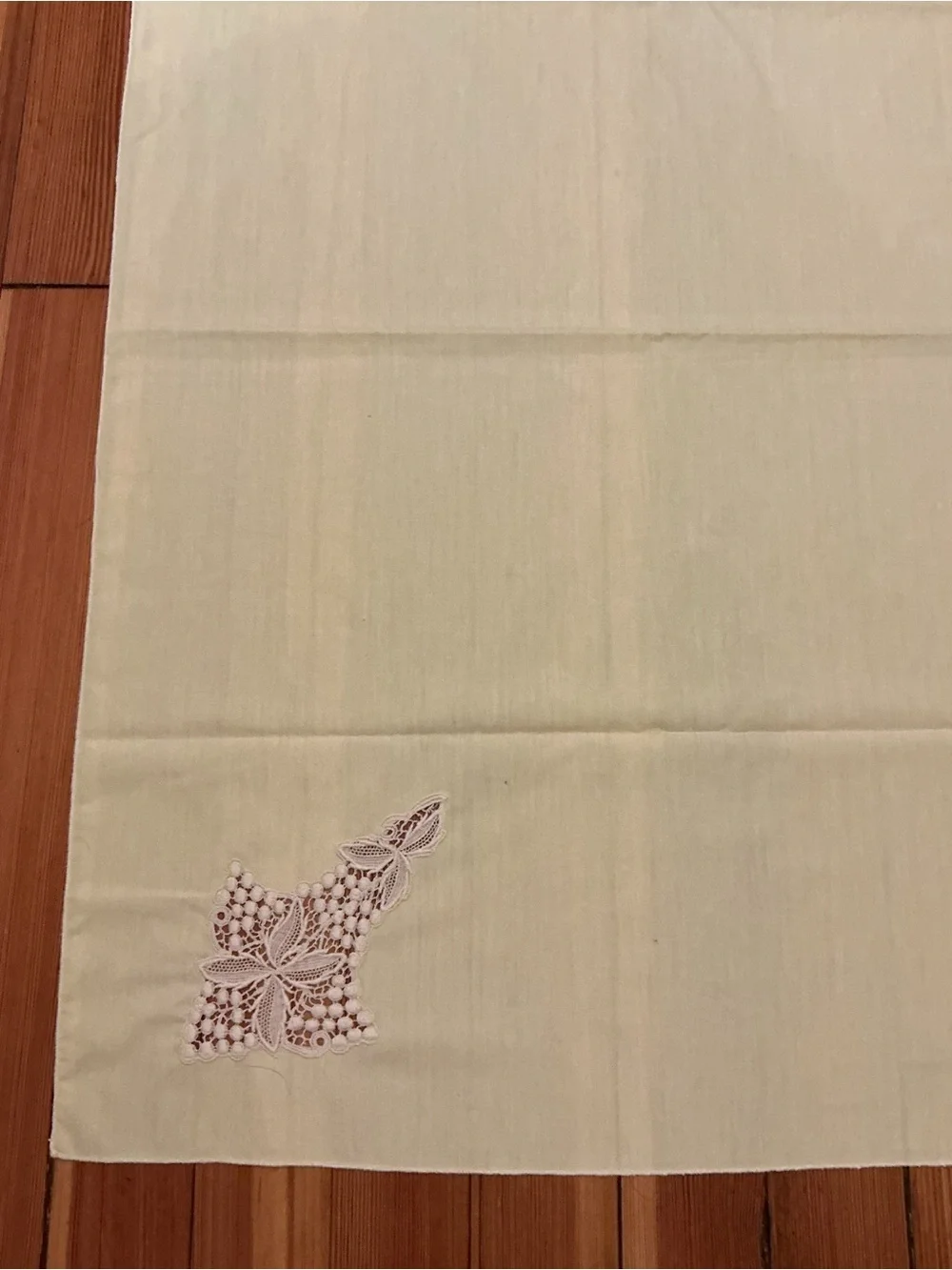 🔹 Antique Hand tatted Lace Lemon-y Linen Tablecloth